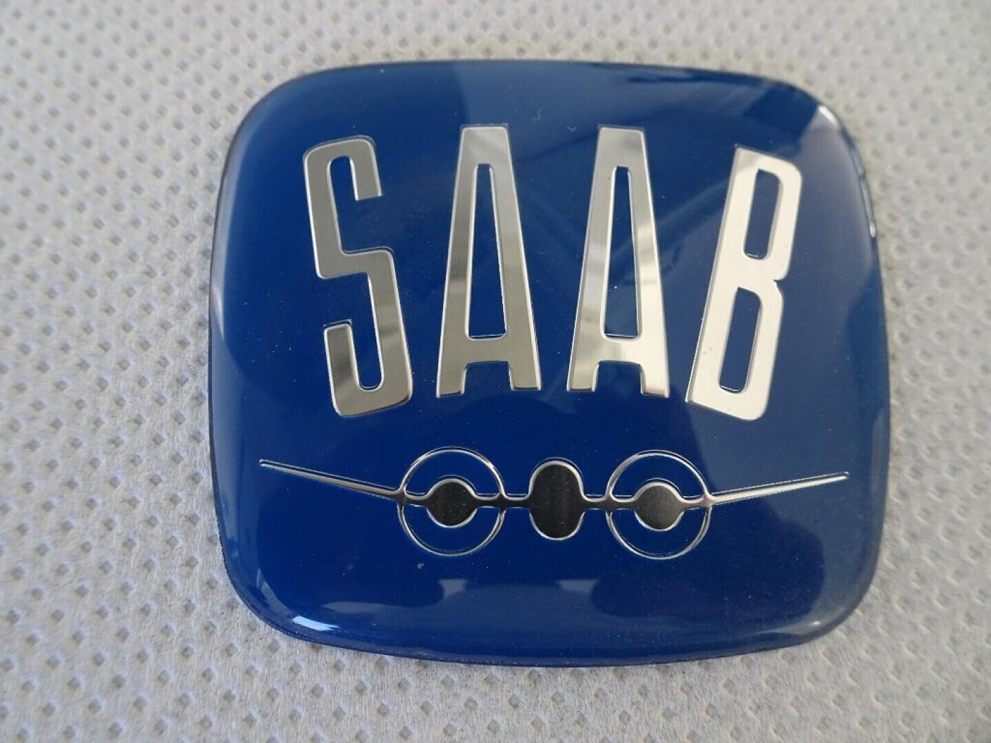 Embleem in chromen grill